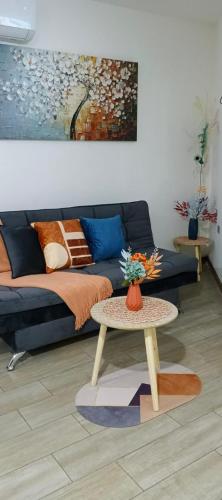 a living room with a couch and a table at Departamento céntrico y comodo in Santa Cruz de la Sierra