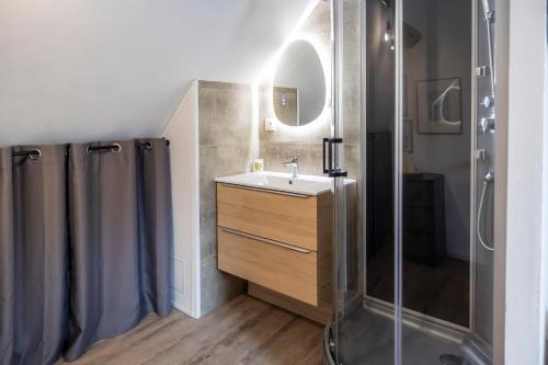 ein Badezimmer mit Waschbecken und Dusche in der Unterkunft T2 Contemporain idéalement situé in Briançon