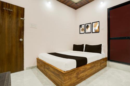 Ένα ή περισσότερα κρεβάτια σε δωμάτιο στο HOTEL O SKYLITE Vhirgaon