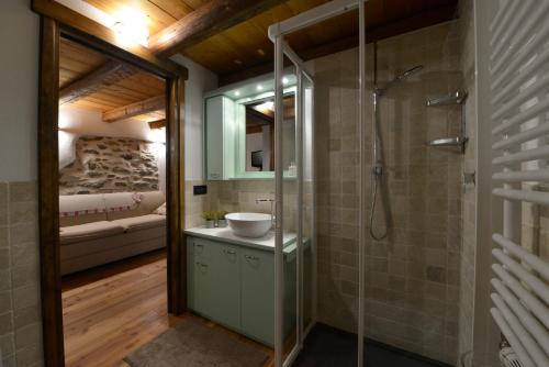 un baño con ducha y lavabo en Avenue des Thermes, en Pré-Saint-Didier