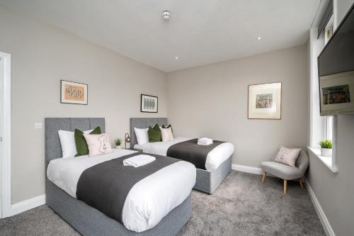 Two Apartments in One , City Centre, Sleeps 11! photo 3