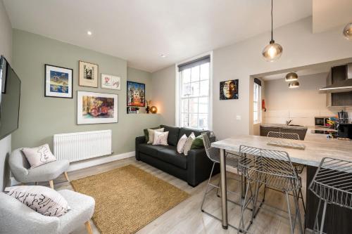 Two Apartments in One , City Centre, Sleeps 11! photo 7