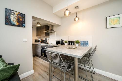 Two Apartments in One , City Centre, Sleeps 11! photo 8