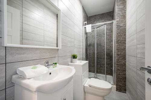 Two Apartments in One , City Centre, Sleeps 11! photo 12
