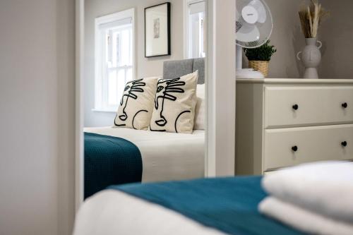 Two Apartments in One , City Centre, Sleeps 11! photo 24