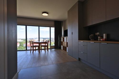 une cuisine et une salle à manger avec une table avec vue dans l'établissement Apartament #CapitalTower 167 FV PARKING, à Rzeszów