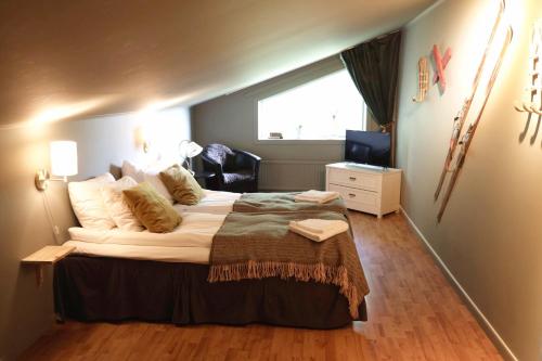 a bedroom with a large bed and a window at Hotell Åre Fjällsätra in Undersåker