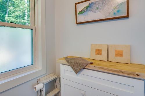 Φωτογραφία από το άλμπουμ του Fire Pit and Views Pet-Friendly Spruce Pine Studio σε Spruce Pine