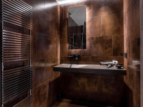 Ванная комната в Luxueux appartement de 6 pièces avec piscine, spa et accès direct aux pistes, Morzine - FR-1-314-104