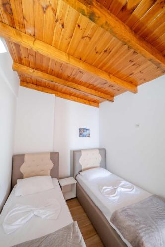 Postel nebo postele na pokoji v ubytování Ramaj Apartment Ksamil
