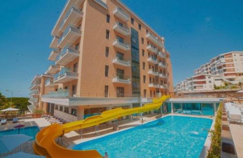 Suite Apartment Vlorëの敷地内または近くにあるプール