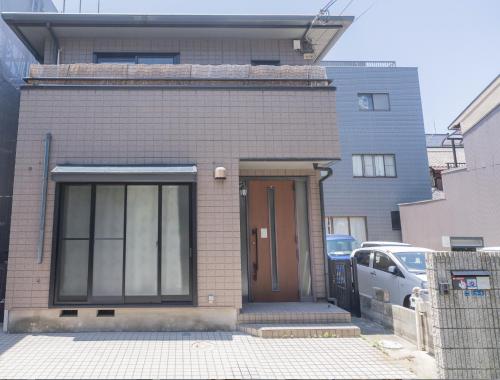 Extra Spacious 5minute walk from subway 4 bedrooms2 bathrooms 2 showers Direct access from airport Children's items available Parking available