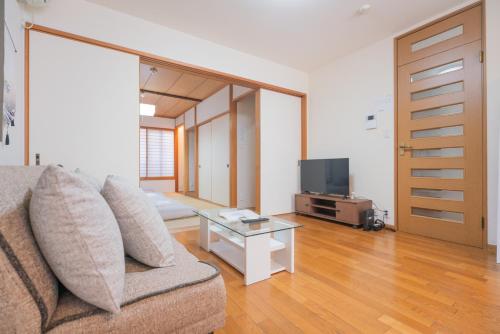 Extra Spacious 5minute walk from subway 4 bedrooms2 bathrooms 2 showers Direct access from airport Children's items available Parking available