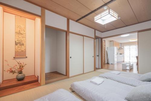 Extra Spacious 5minute walk from subway 4 bedrooms2 bathrooms 2 showers Direct access from airport Children's items available Parking available