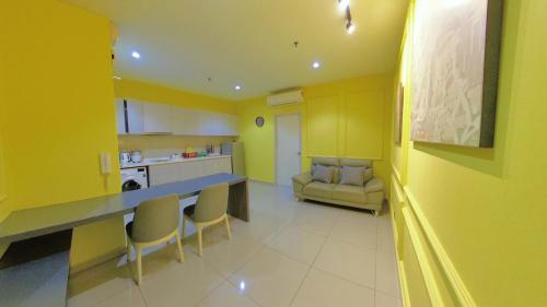 Dapur atau dapur kecil di 2-9pax FAMILY SUITE, i-CITY, Shah Alam, Beside Theme Park, WIFI 50-55"TV