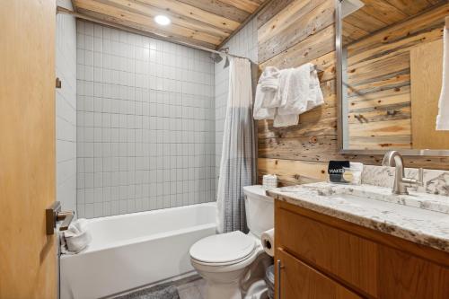 a bathroom with a toilet and a tub and a sink at Experience luxury at Smoky Mountain Hideaway, just 5 miles from downtown Gatlinburg in Gatlinburg