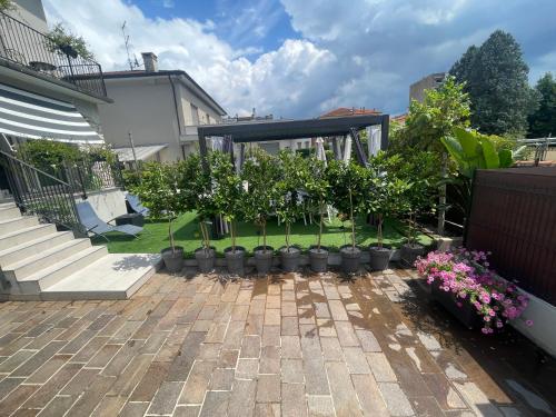 a garden with a bunch of trees and flowers at casa carmelo in Schio