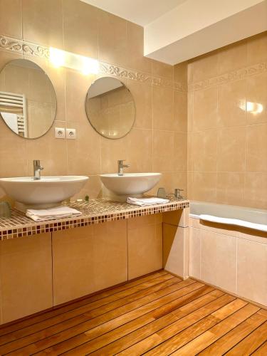 Bilik mandi di Hôtel Losset