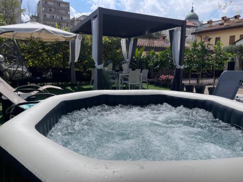 a hot tub with water in it in a backyard at casa carmelo in Schio