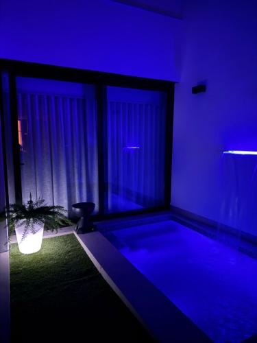 Bazén v ubytování Casa Rural con piscina privada en casco urbano de Náquera Botigueta 25 nebo v jeho okolí
