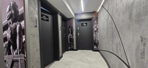 a hallway with black and gray walls and a hallway with at Metropolis Apartamenty Centrum in Kalisz