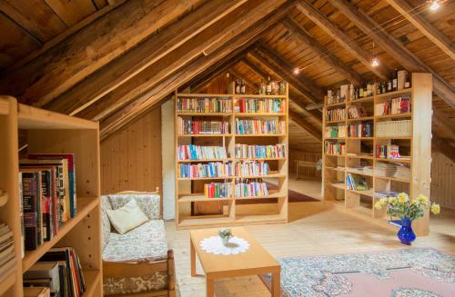 an attic room with book shelves filled with books at Berghotel Kason in Predoi