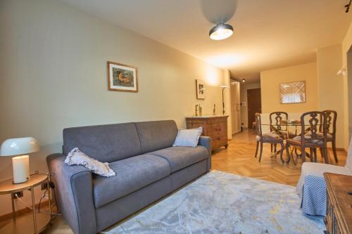 a living room with a couch and a table at Nid Des Alpes - Courmayeur in Courmayeur