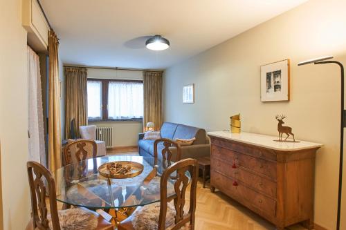 a living room with a table and a couch at Nid Des Alpes - Courmayeur in Courmayeur