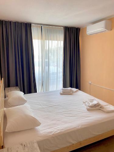 a large white bed in a room with a window at Villa Sangria in Skala Marion