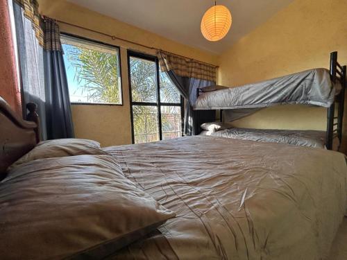une chambre avec un lit superposé et deux fenêtres dans l'établissement Lo De ADRI, à Villa Carlos Paz
