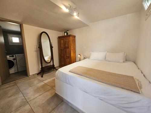 Giường trong phòng chung tại Liberty Roof House