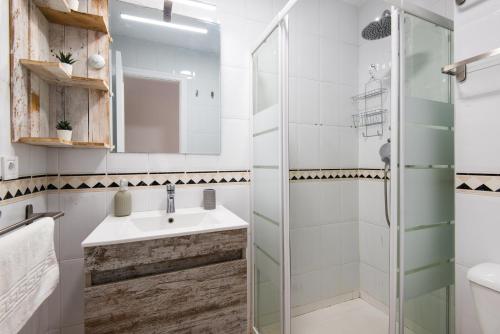 NEW 2nd CORNER City Center Apartment ideal for groups