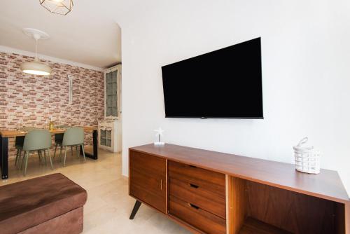 NEW 2nd CORNER City Center Apartment ideal for groups
