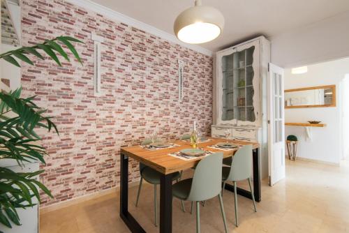 NEW 2nd CORNER City Center Apartment ideal for groups