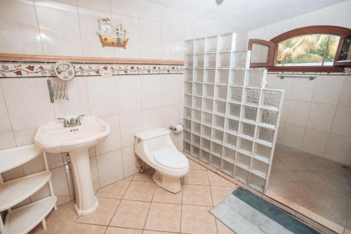 にあるQuinta carlisのトイレと洗面台付きのバスルーム