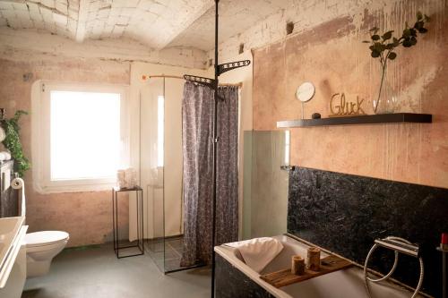Ένα μπάνιο στο BarnLoft mit Whirlpool & Kamin