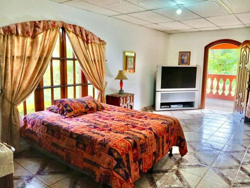 a bedroom with a bed and a flat screen tv at Quinta carlis 