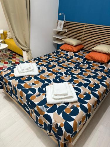Una cama con toallas en una habitación en Casa Ines, en Sant'Agnello