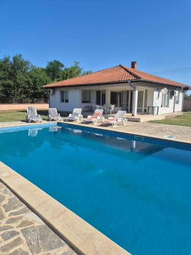Swimmingpoolen hos eller tæt på House with pool near Balchik