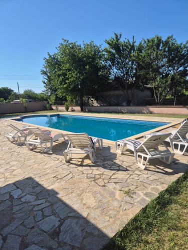Swimmingpoolen hos eller tæt på House with pool near Balchik