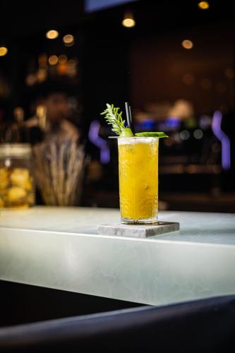 a drink sitting on top of a table at Courtyard by Marriott Paris Porte de Versailles in Issy-les-Moulineaux