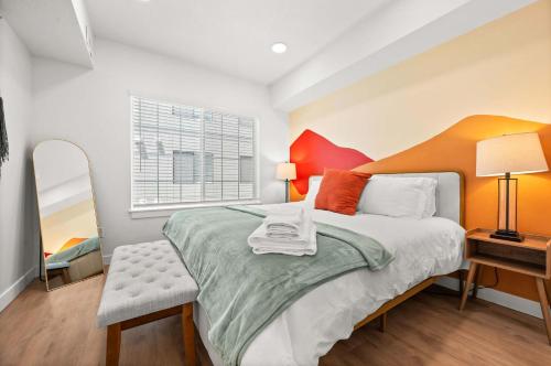Ένα ή περισσότερα κρεβάτια σε δωμάτιο στο Boho Vibe Townhome King Bed Garage SLC