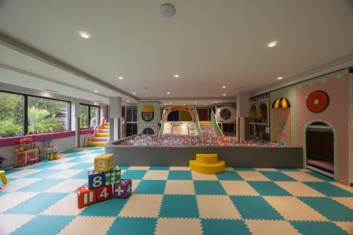 a childs room with a play area with a play floor at Hotel Biogor Wellness & Spa in Sisevac
