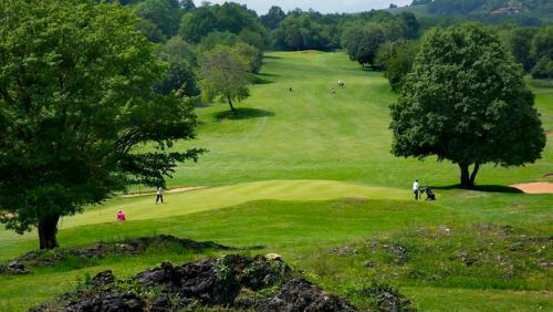 Golf pri dovolenkovom dome alebo okolí