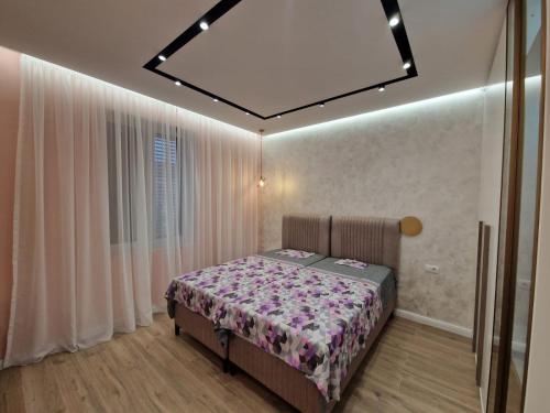 een slaapkamer met een bed in een kamer bij Nostra Casa - Tivat in Tivat