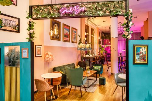 a restaurant with a cafe bar with chairs and tables at Novotel London Greenwich in London