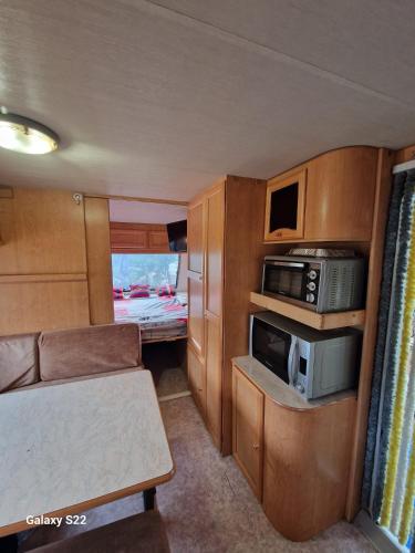 eine kleine Küche und ein Essbereich eines Wohngebäudes in der Unterkunft Camping Principata 