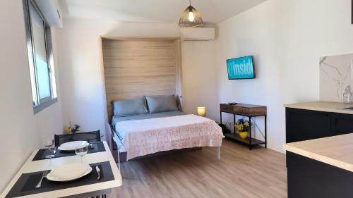 Ένα ή περισσότερα κρεβάτια σε δωμάτιο στο Studio La Madrague Côte d'Azur