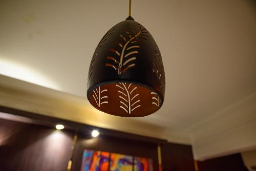 a black light fixture hanging from a ceiling at فندق الحسين السياحي in Asyut