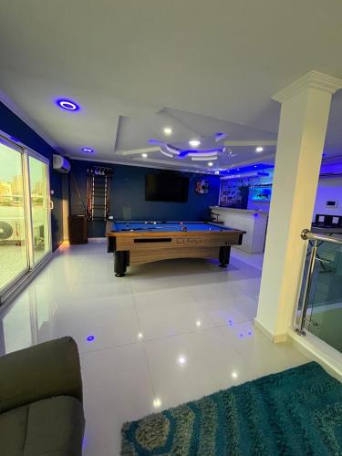 a living room with a pool table and a tv at Lindo Apartamento suite country club villas in Santa Rosa